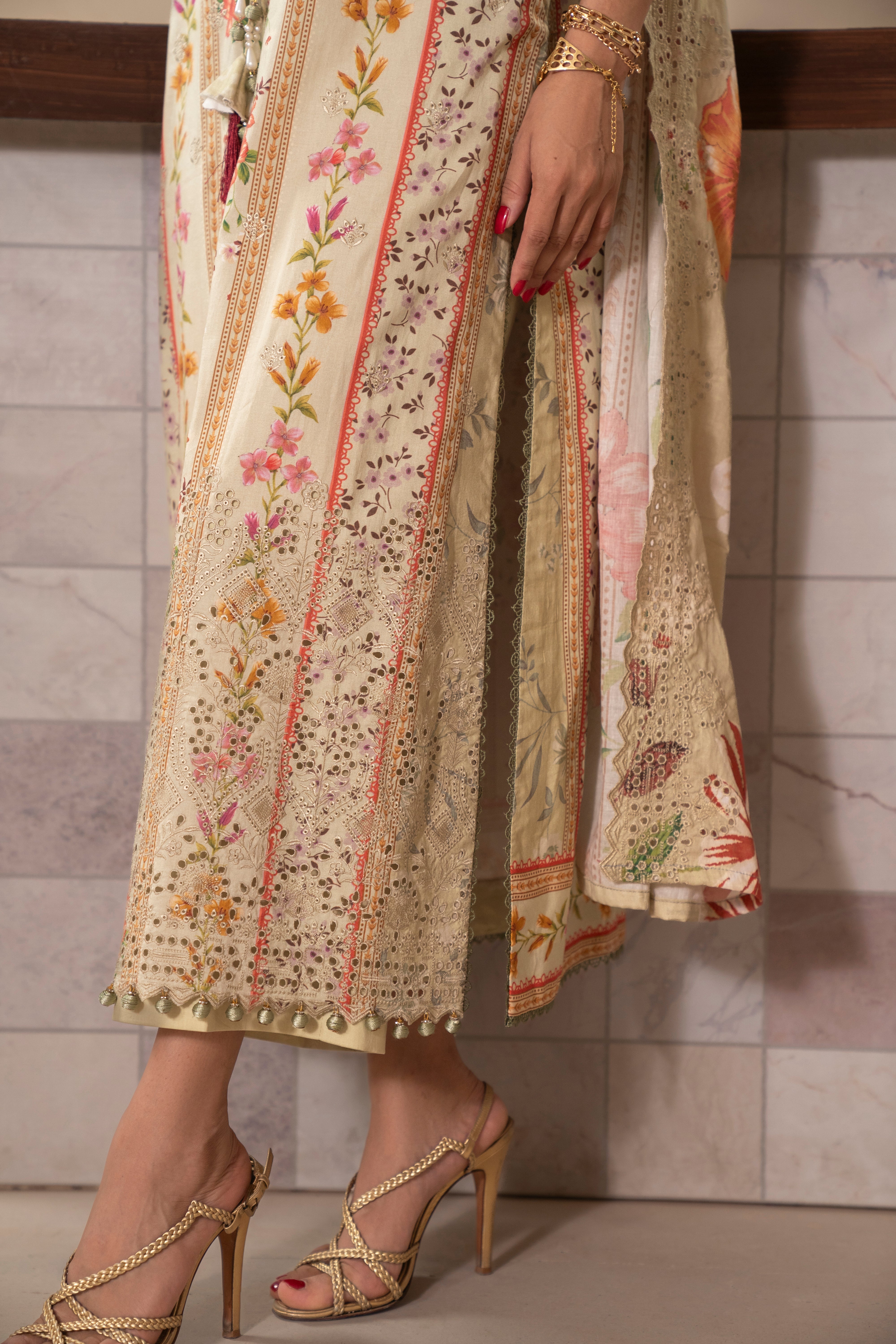 D713 - Collection Embroidered
